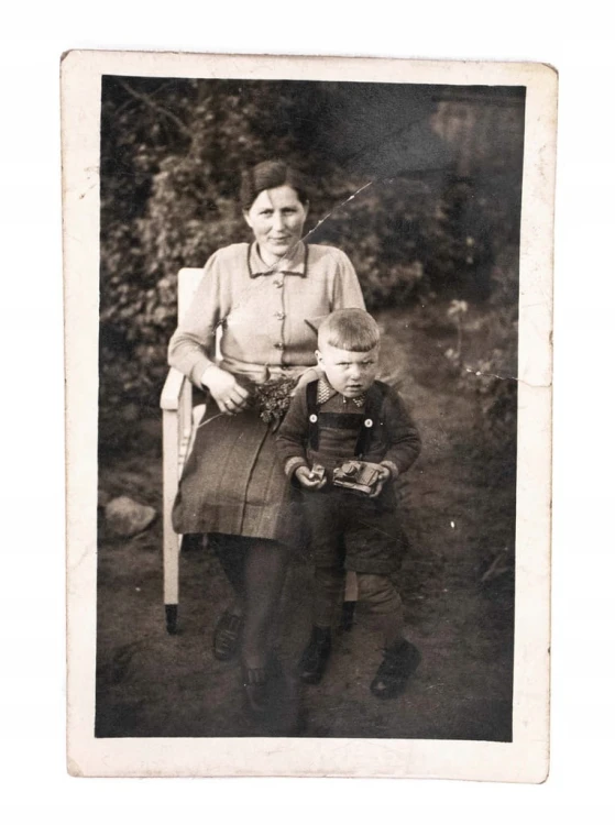 STARA FOTOGRAFIA - MAMA Z SYNEM W OGRODZIE, CZOŁG ZABAWKA, OKUPACJA l. 40