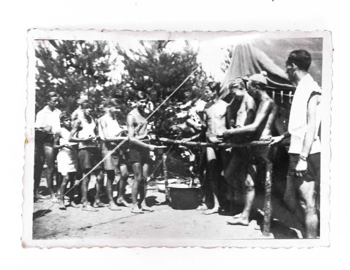 STARA FOTOGRAFIA - HARCERZE PODCZAS OBIADU, OBÓZ, PORZECZE 1939