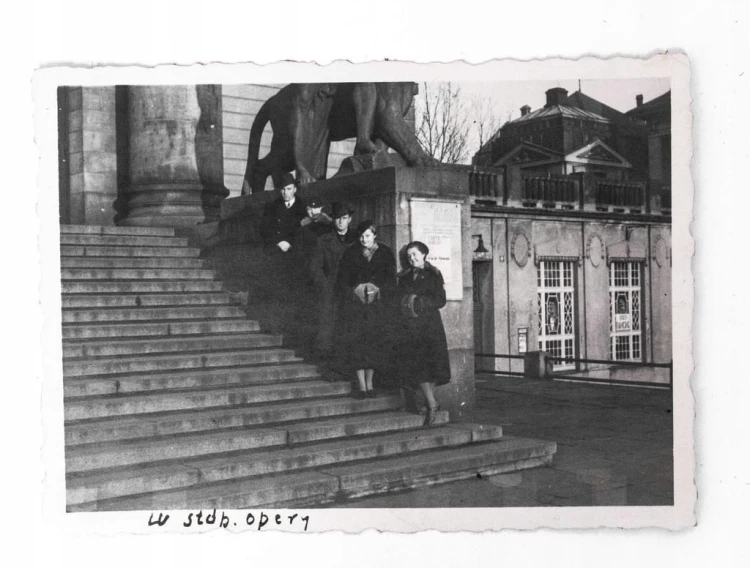 STARA FOTOGRAFIA - GRUPA PRZYJACIÓŁ, TEATR WIELKI, POZNAŃ l. 30
