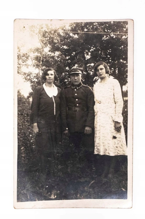 STARA FOTOGRAFIA - ŻOŁNIERZ POLSKI Z KOBIETAMI II RP