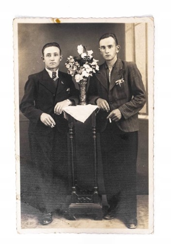 STARA FOTOGRAFIA - MĘŻCZYŹNI W GARNITURACH Z PAPIEROSEM 1914