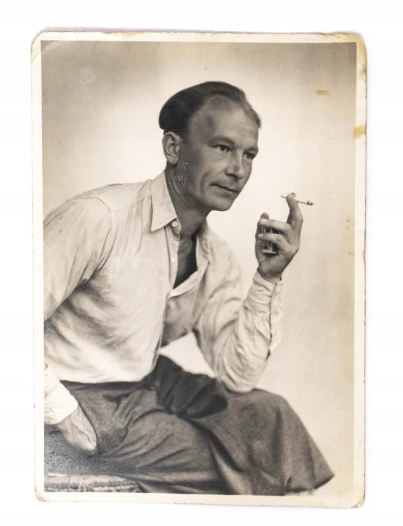 STARA FOTOGRAFIA - MĘŻCZYZNA Z PAPIEROSEM, NIEWOLA, GROSSNITZ 1944