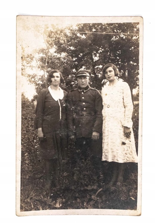 STARA FOTOGRAFIA - MĘŻCZYZNA Z KOBIETAMI, ŻOŁNIERZ II RP