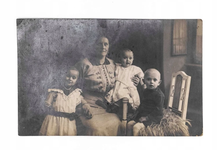 STARA FOTOGRAFIA - ZDJĘCIE RODZINNE, MAMA Z DZIEĆMI II RP
