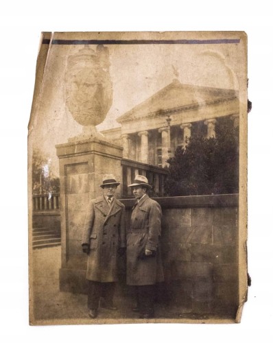 STARA FOTOGRAFIA - MĘŻCZYŹNI W GARNITURACH, TEATR WIELKI POZNAŃ II RP