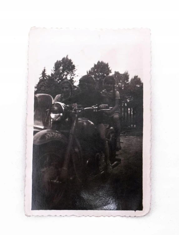 STARA FOTOGRAFIA - DZIECI NA MOTORZE, STARE KUROWO 1960