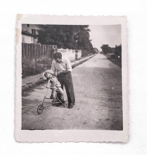 STARA FOTOGRAFIA - TATA Z DZIECKIEM NA ROWERZE