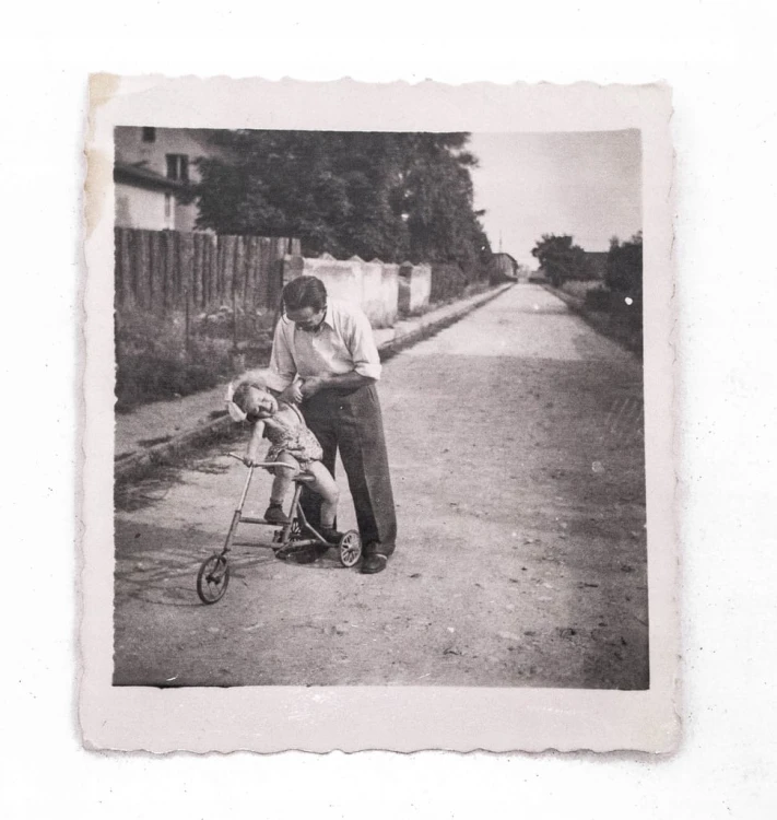 STARA FOTOGRAFIA - TATA Z DZIECKIEM NA ROWERZE