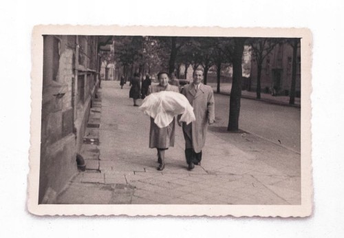 STARA FOTOGRAFIA - MĘŻCZYZNA Z KOBIETĄ, ULICA ENGLA, POZNAŃ 1952
