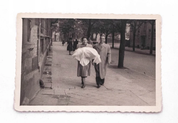 STARA FOTOGRAFIA - MĘŻCZYZNA Z KOBIETĄ, ULICA ENGLA, POZNAŃ 1952