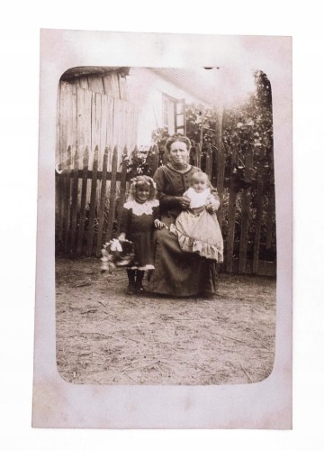 STARA FOTOGRAFIA - KOBIETA Z DZIEĆMI W OGRODZIE, JAKUBOWO 1914