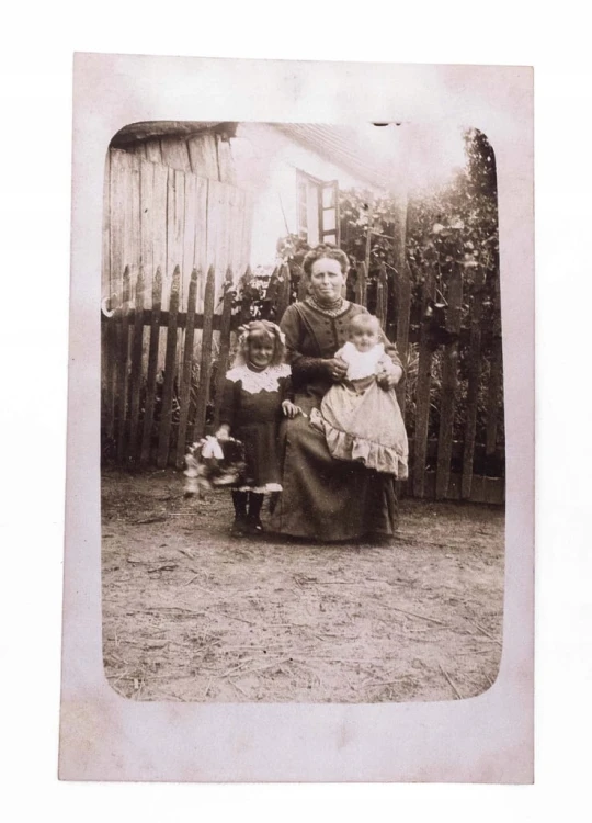 STARA FOTOGRAFIA - KOBIETA Z DZIEĆMI W OGRODZIE, JAKUBOWO 1914