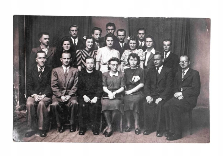 STARA FOTOGRAFIA - UCZNIOWIE, MATURZYŚCI 1946