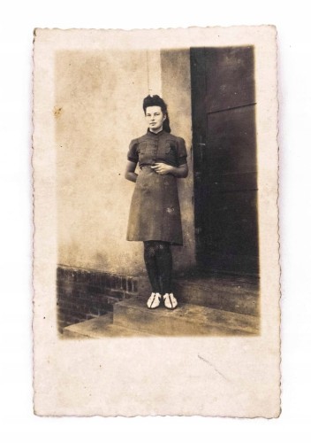 STARA FOTOGRAFIA - KOBIETA W SUKIENCE 1942