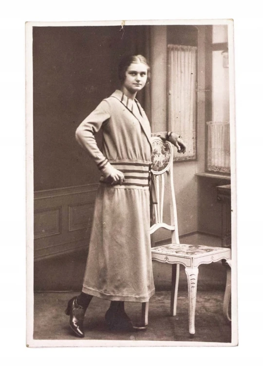 STARA FOTOGRAFIA - KOBIETA W PŁASZCZU, POZNAŃ 1924