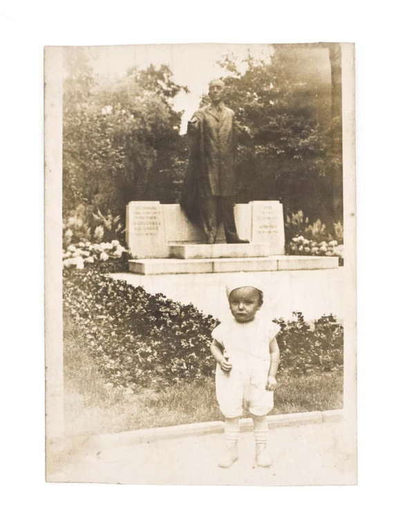 STARA FOTOGRAFIA - MAŁE DZIECKO, POMNIK WILSONA, POZNAŃ 1932