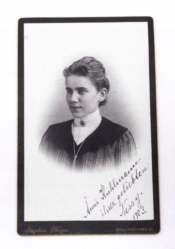 STARA FOTOGRAFIA - KOBIETA W SUKNI, ATELIER BRUNSZWIK 1903