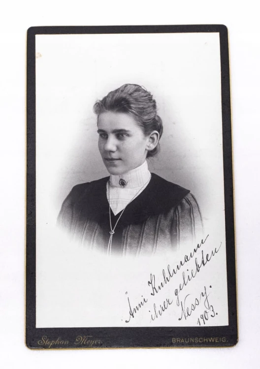 STARA FOTOGRAFIA - KOBIETA W SUKNI, ATELIER BRUNSZWIK 1903