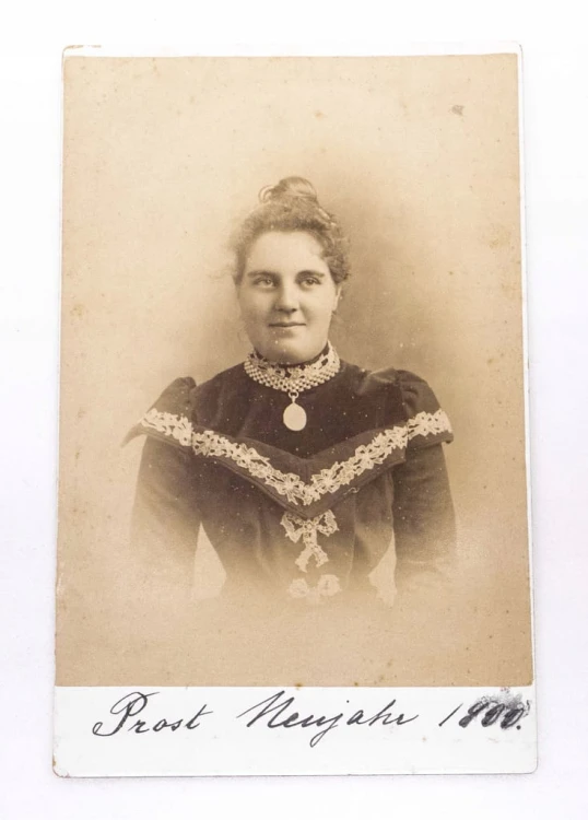 STARA FOTOGRAFIA - KOBIETA W SUKNI 1900