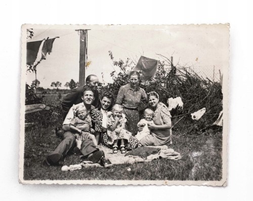 STARA FOTOGRAFIA - ZDJĘCIE RODZINNE W OGRODZIE, PRZEŹMIEROWO 1942