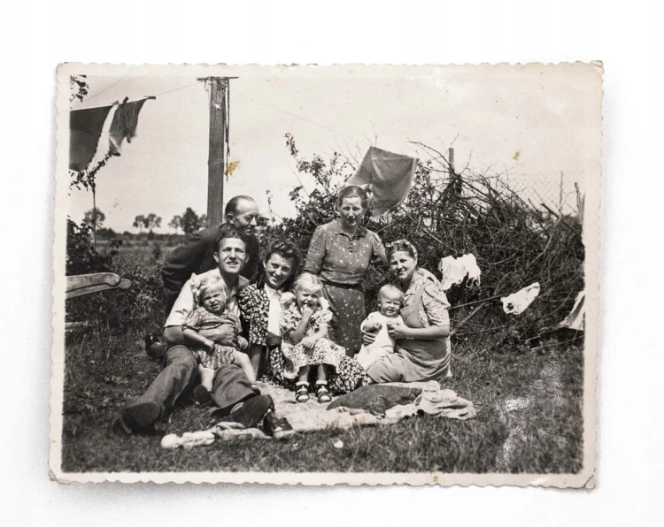STARA FOTOGRAFIA - ZDJĘCIE RODZINNE W OGRODZIE, PRZEŹMIEROWO 1942
