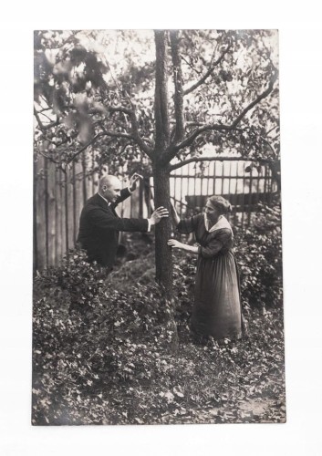 STARA FOTOGRAFIA - KOBIETA Z MĘŻCZYZNĄ W PARKU, OLSZTYN 1918