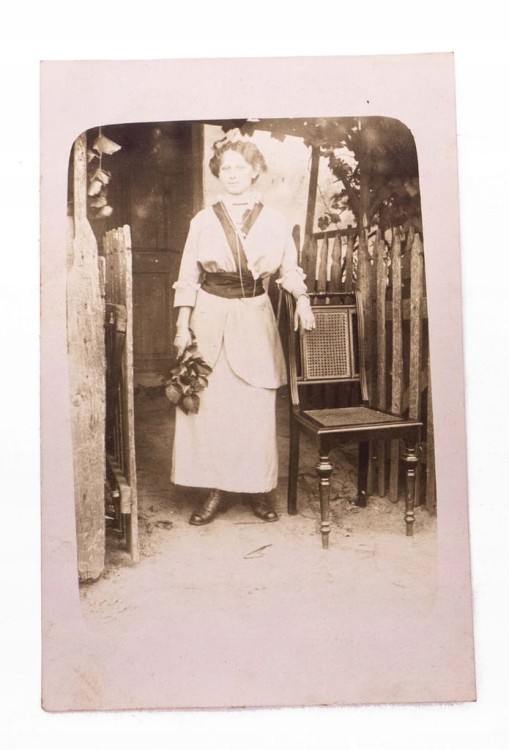 STARA FOTOGRAFIA - KOBIETA W SUKNI, JAKUBOWO 1914