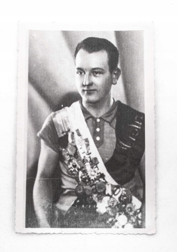 STARA FOTOGRAFIA - MĘŻCZYZNA Z MEDALAMI, BRACTWO KURKOWE, SPORTOWIEC