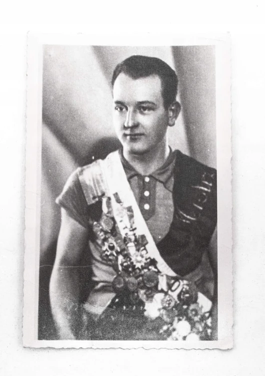 STARA FOTOGRAFIA - MĘŻCZYZNA Z MEDALAMI, BRACTWO KURKOWE, SPORTOWIEC