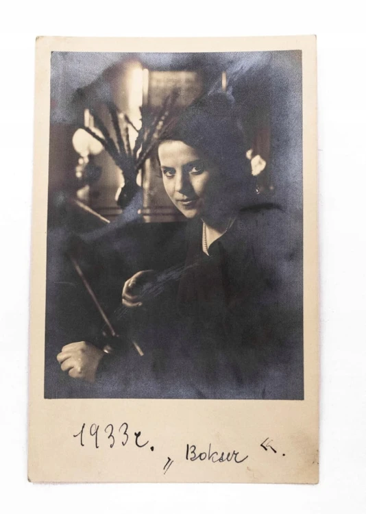 STARA FOTOGRAFIA - KOBIETA W SUKNI 1933