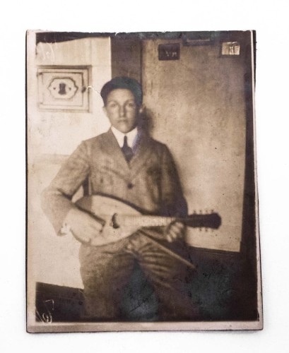 STARA FOTOGRAFIA - MĘŻCZYZNA W GARNITURZE Z UKULELE