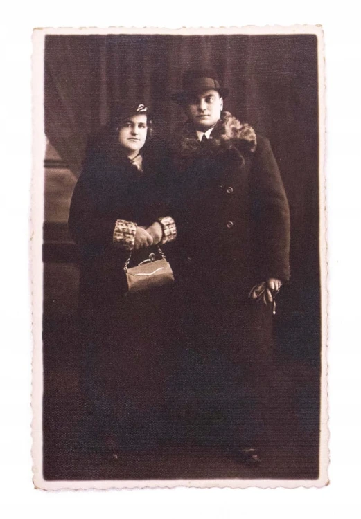 STARA FOTOGRAFIA - MĘŻCZYZNA Z KOBIETĄ W PŁASZCZACH, KLECK 1936