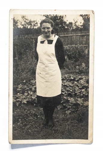 STARA FOTOGRAFIA - KOBIETA W OGRODZIE, ZABITZ 1913