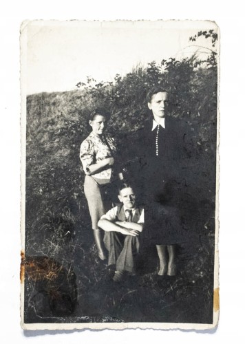 STARA FOTOGRAFIA - MĘŻCZYZNA Z KOBIETAMI, CZĘSTOCHOWA 1942