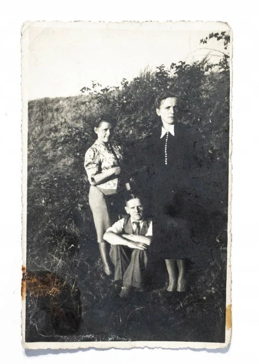 STARA FOTOGRAFIA - MĘŻCZYZNA Z KOBIETAMI, CZĘSTOCHOWA 1942