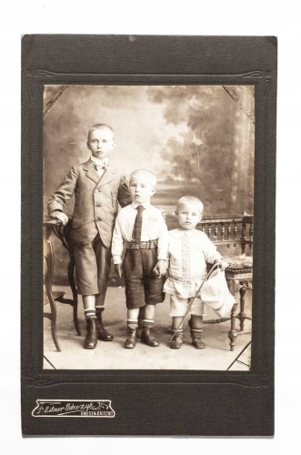 STARA FOTOGRAFIA - MALI CHŁOPCY, ATELIER GNIEZNO