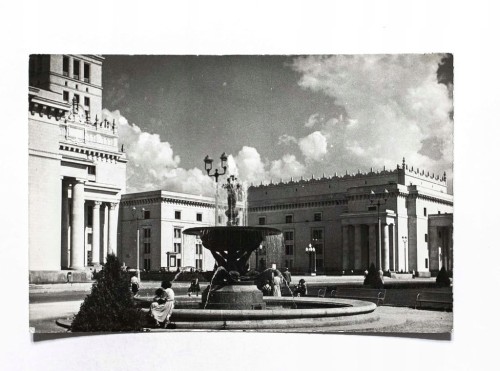 WARSZAWA - FONTANNA PRZED PAŁACEM KULTURY I NAUKI l. 60