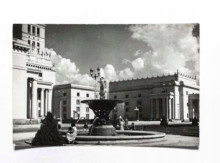 WARSZAWA - FONTANNA PRZED PAŁACEM KULTURY I NAUKI l. 60