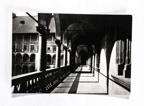 KRAKÓW - ZAMEK KRÓLEWSKI NA WAWELU, KRUŻGANKI DZIEDZIŃCA l. 60