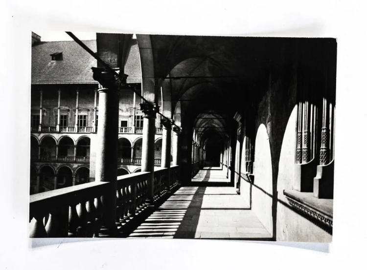 KRAKÓW - ZAMEK KRÓLEWSKI NA WAWELU, KRUŻGANKI DZIEDZIŃCA l. 60