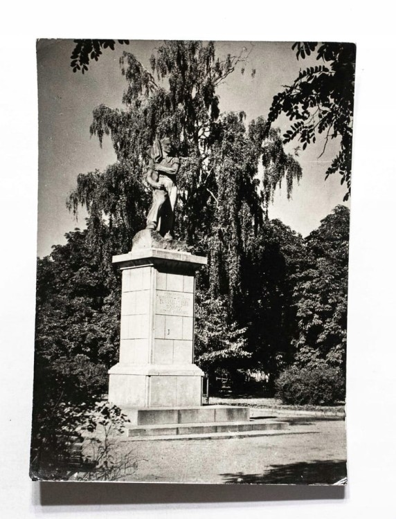 ŻYRARDÓW - POMNIK KU CZCI POLEGŁYCH ŻOŁNIERZY AL l. 60